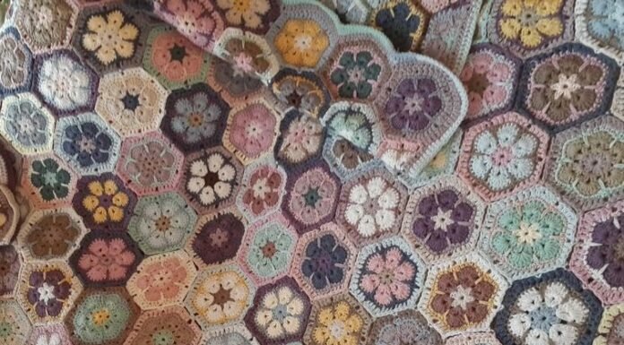 Женская сумка крючком: элегантная модель с короткими круглыми ручками