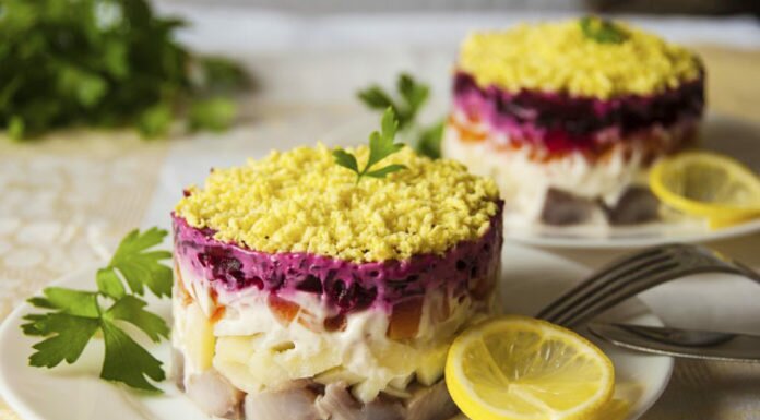 Салат «Мимоза» с консервой и плавленным сыром: простой рецепт как приготовить вкусный салат дома