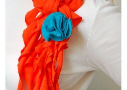 Как сделать шарф из старой футболки: вариант для элегантных дам